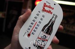 RARE 1950s YANKEE DOODLE ROOT BEER POP STAMPED METAL THERMOMETER SIGN COKE SODA